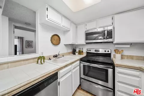 Kitchen - 895 W 34th St #E, Long Beach, CA 90806 photo 2 of 3