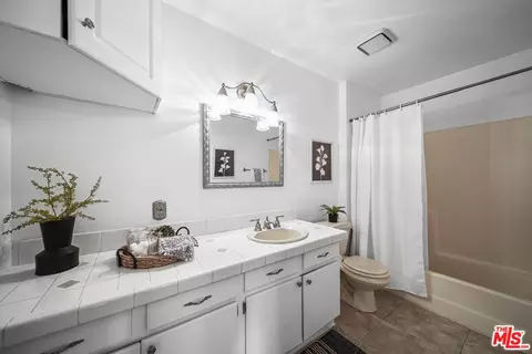 Bath - 895 W 34th St #E, Long Beach, CA 90806 photo 1 of 2