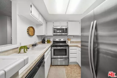 Kitchen - 895 W 34th St #E, Long Beach, CA 90806 photo 1 of 3