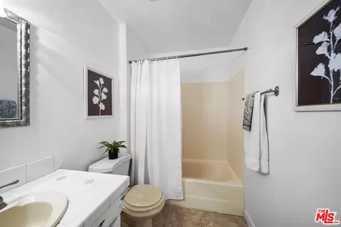 Bath - 895 W 34th St #E, Long Beach, CA 90806 photo 2 of 2