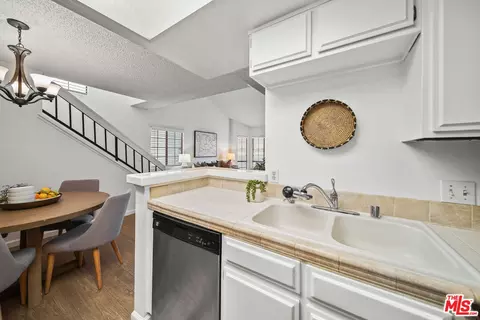 Kitchen - 895 W 34th St #E, Long Beach, CA 90806 photo 3 of 3