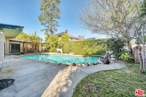 Exterior - 5504 Allott Ave, Sherman Oaks, CA 91401 photo 6 of 13