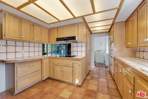Kitchen - 5504 Allott Ave, Sherman Oaks, CA 91401 photo 2 of 4