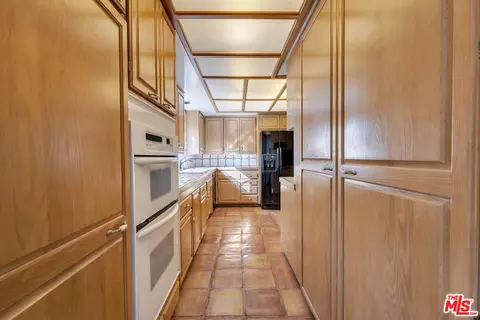 Kitchen - 5504 Allott Ave, Sherman Oaks, CA 91401 photo 4 of 4