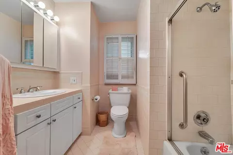 Bath - 5504 Allott Ave, Sherman Oaks, CA 91401 photo 2 of 3