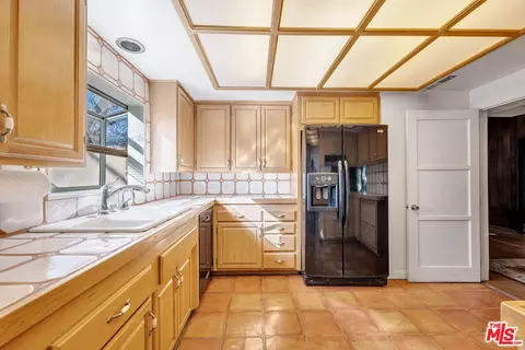 Kitchen - 5504 Allott Ave, Sherman Oaks, CA 91401 photo 3 of 4