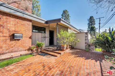 Exterior - 5504 Allott Ave, Sherman Oaks, CA 91401 photo 10 of 13