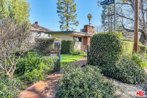 Exterior - 5504 Allott Ave, Sherman Oaks, CA 91401 photo 3 of 13