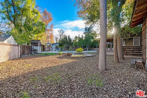 23121 Ostronic Dr, Woodland Hills, CA 91367