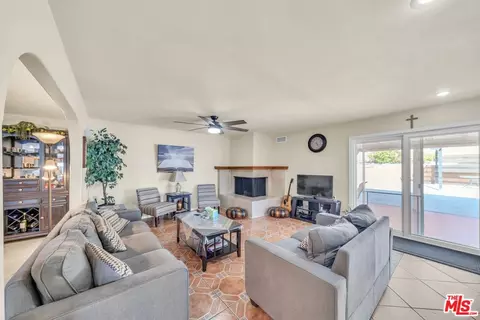 28010 Lakehurst Ave, Santa Clarita, CA 91351