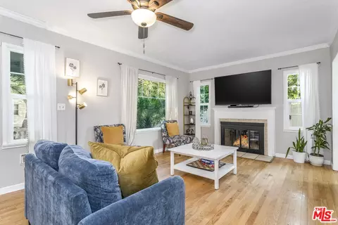 Living - 385 Walnut Ave, Long Beach, CA 90802 photo 3 of 4