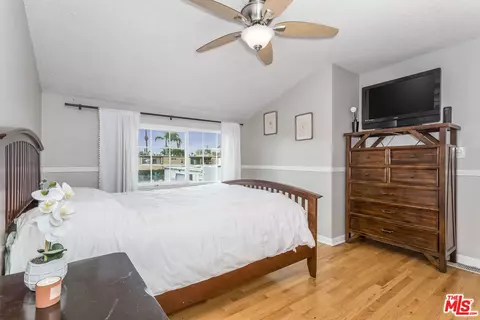 Bedroom - 385 Walnut Ave, Long Beach, CA 90802 photo 2 of 4