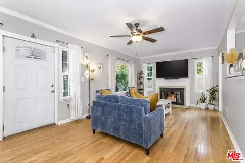 Living - 385 Walnut Ave, Long Beach, CA 90802 photo 2 of 4