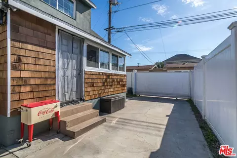 Exterior - 385 Walnut Ave, Long Beach, CA 90802 photo 8 of 13