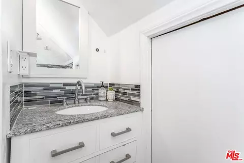 Bath - 385 Walnut Ave, Long Beach, CA 90802 photo 1 of 4