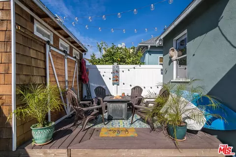 Exterior - 385 Walnut Ave, Long Beach, CA 90802 photo 5 of 13