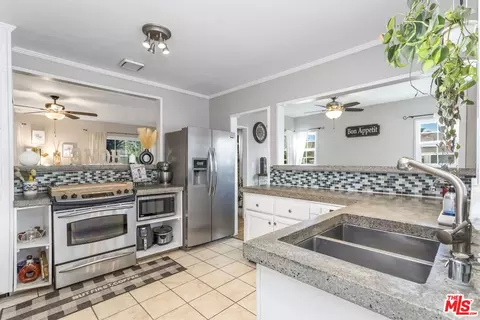 Kitchen - 385 Walnut Ave, Long Beach, CA 90802 photo 2 of 3