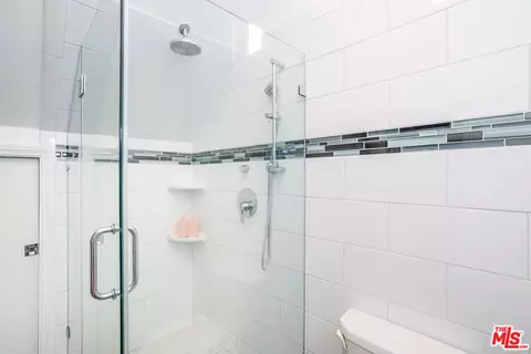 Bath - 385 Walnut Ave, Long Beach, CA 90802 photo 2 of 4