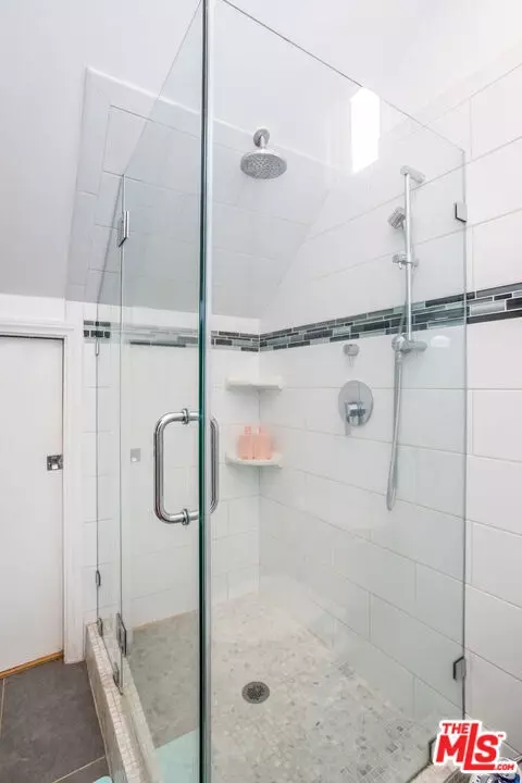 Bath - 385 Walnut Ave, Long Beach, CA 90802 photo 3 of 4