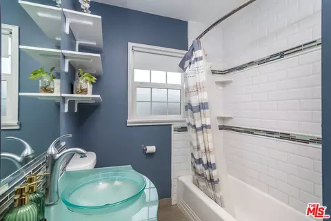Bath - 385 Walnut Ave, Long Beach, CA 90802 photo 4 of 4