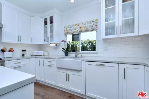Kitchen - 11323 Valley Spring Ln, Studio City, CA 91602 photo 4 of 6