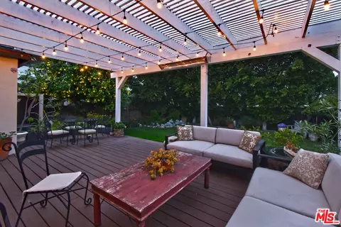 Exterior - 11323 Valley Spring Ln, Studio City, CA 91602 photo 9 of 16
