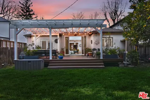 Exterior - 11323 Valley Spring Ln, Studio City, CA 91602 photo 10 of 16