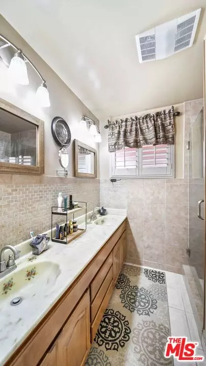 Bath - 919 N Maple St, Burbank, CA 91505 photo 3 of 3