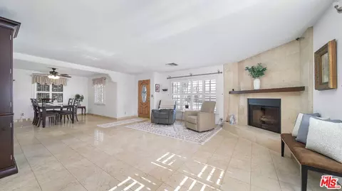 Living - 919 N Maple St, Burbank, CA 91505 photo 2 of 3