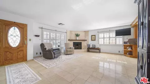 Living - 919 N Maple St, Burbank, CA 91505 photo 1 of 3