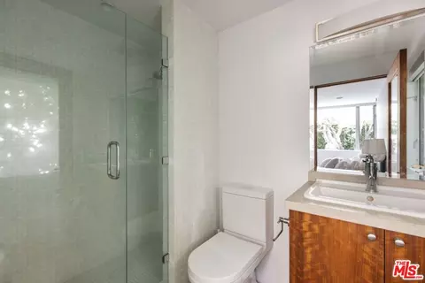 Bath - 1126 Rose Ave, Venice, CA 90291 photo 4 of 5