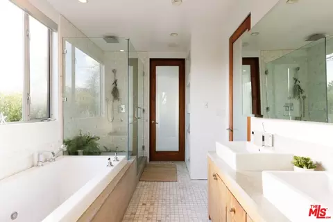 Bath - 1126 Rose Ave, Venice, CA 90291 photo 1 of 5