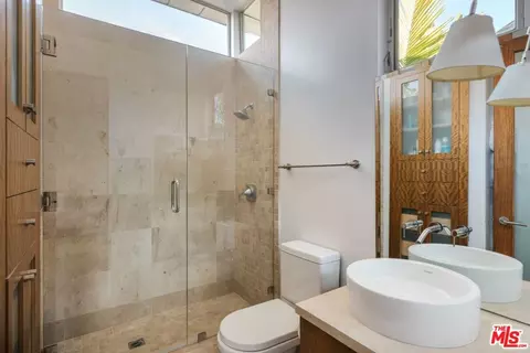 Bath - 1126 Rose Ave, Venice, CA 90291 photo 3 of 5