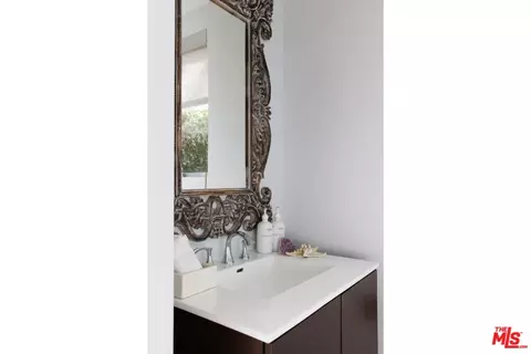 Bath - 1126 Rose Ave, Venice, CA 90291 photo 5 of 5