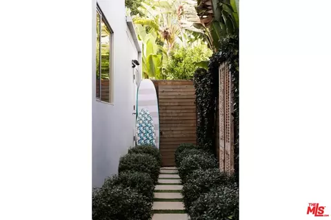 Exterior - 1126 Rose Ave, Venice, CA 90291 photo 6 of 8