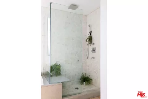 Bath - 1126 Rose Ave, Venice, CA 90291 photo 2 of 5