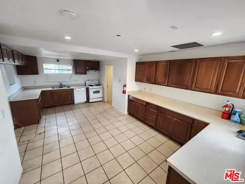 Kitchen - 1430 Junewood Way, Oxnard, CA 93030 photo 1 of 2