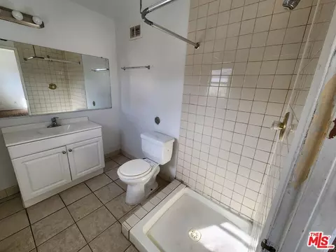 Bath - 1431 Ivywood Dr, Oxnard, CA 93030 photo 2 of 2