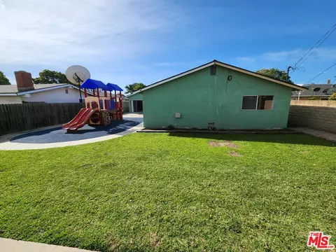 Exterior - 1431 Ivywood Dr, Oxnard, CA 93030 photo 4 of 5