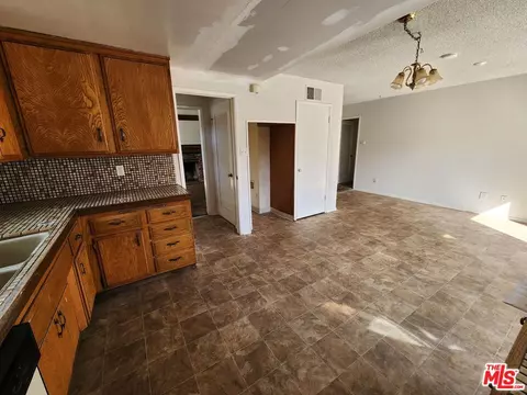 Kitchen - 1431 Ivywood Dr, Oxnard, CA 93030 photo 2 of 2