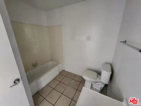 Bath - 1431 Ivywood Dr, Oxnard, CA 93030 photo 1 of 2