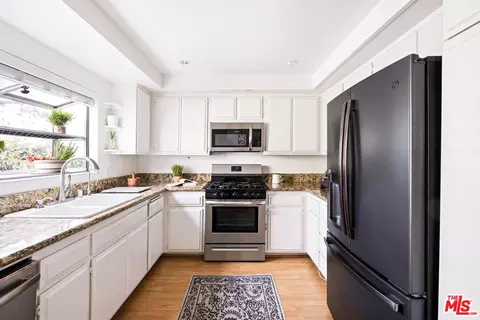 Kitchen - 154 N Meridith Ave #6, Pasadena, CA 91106 photo 2 of 4