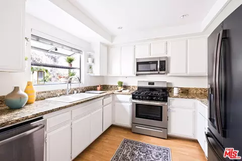 Kitchen - 154 N Meridith Ave #6, Pasadena, CA 91106 photo 1 of 4