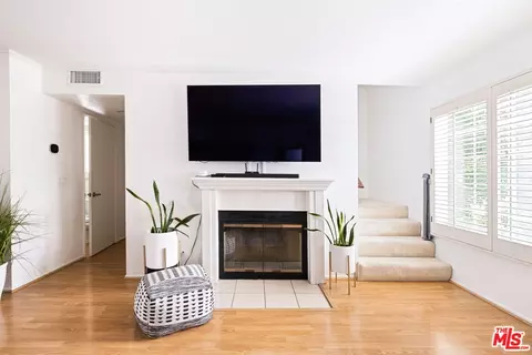 Living - 154 N Meridith Ave #6, Pasadena, CA 91106 photo 5 of 8