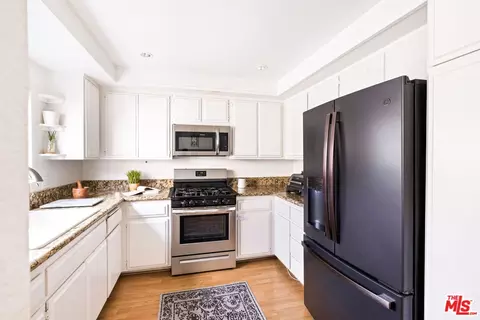 Kitchen - 154 N Meridith Ave #6, Pasadena, CA 91106 photo 4 of 4