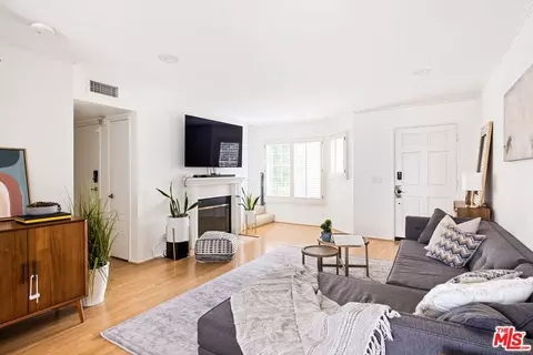 Living - 154 N Meridith Ave #6, Pasadena, CA 91106 photo 4 of 8