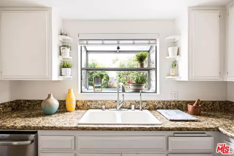 Kitchen - 154 N Meridith Ave #6, Pasadena, CA 91106 photo 3 of 4