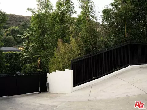 2172 Coldwater Canyon Dr, Beverly Hills, CA 90210
