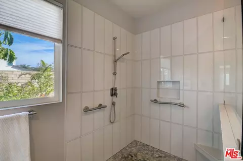 Bath - 617 Lehner Ave, Escondido, CA 92026 photo 3 of 4