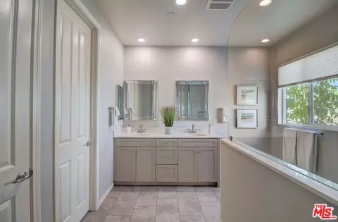 Bath - 617 Lehner Ave, Escondido, CA 92026 photo 1 of 4